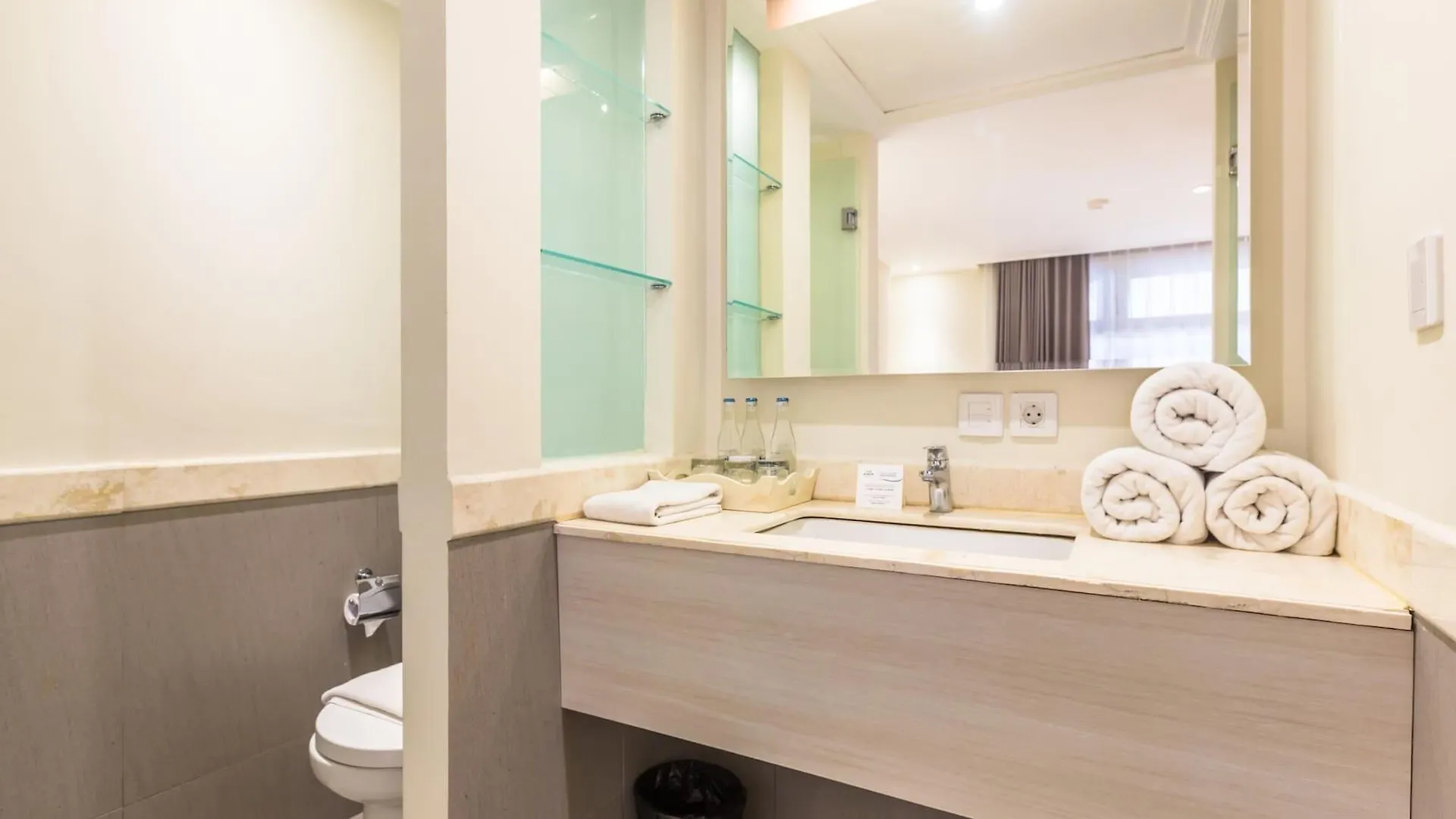 Alron Hotel Kuta Kuta Lombok