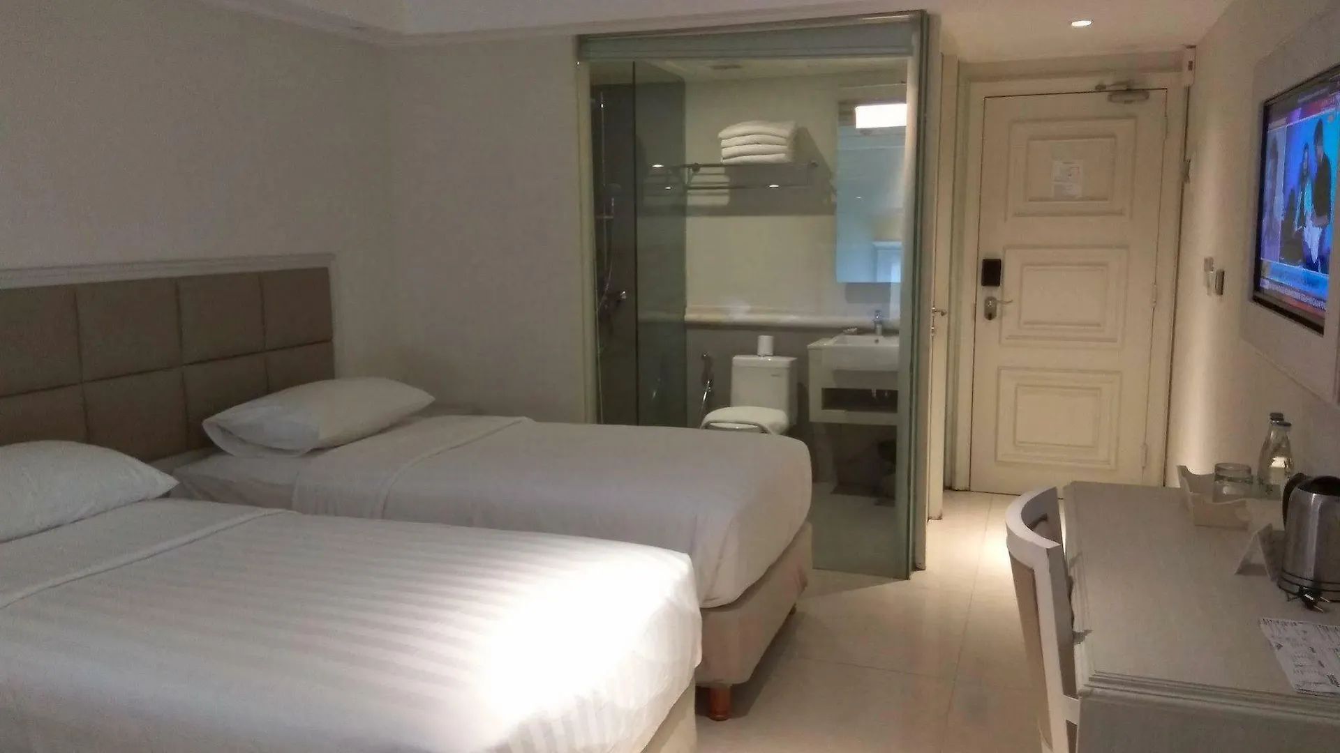 Alron Hotel Kuta Kuta  4*, Kuta (Bali)